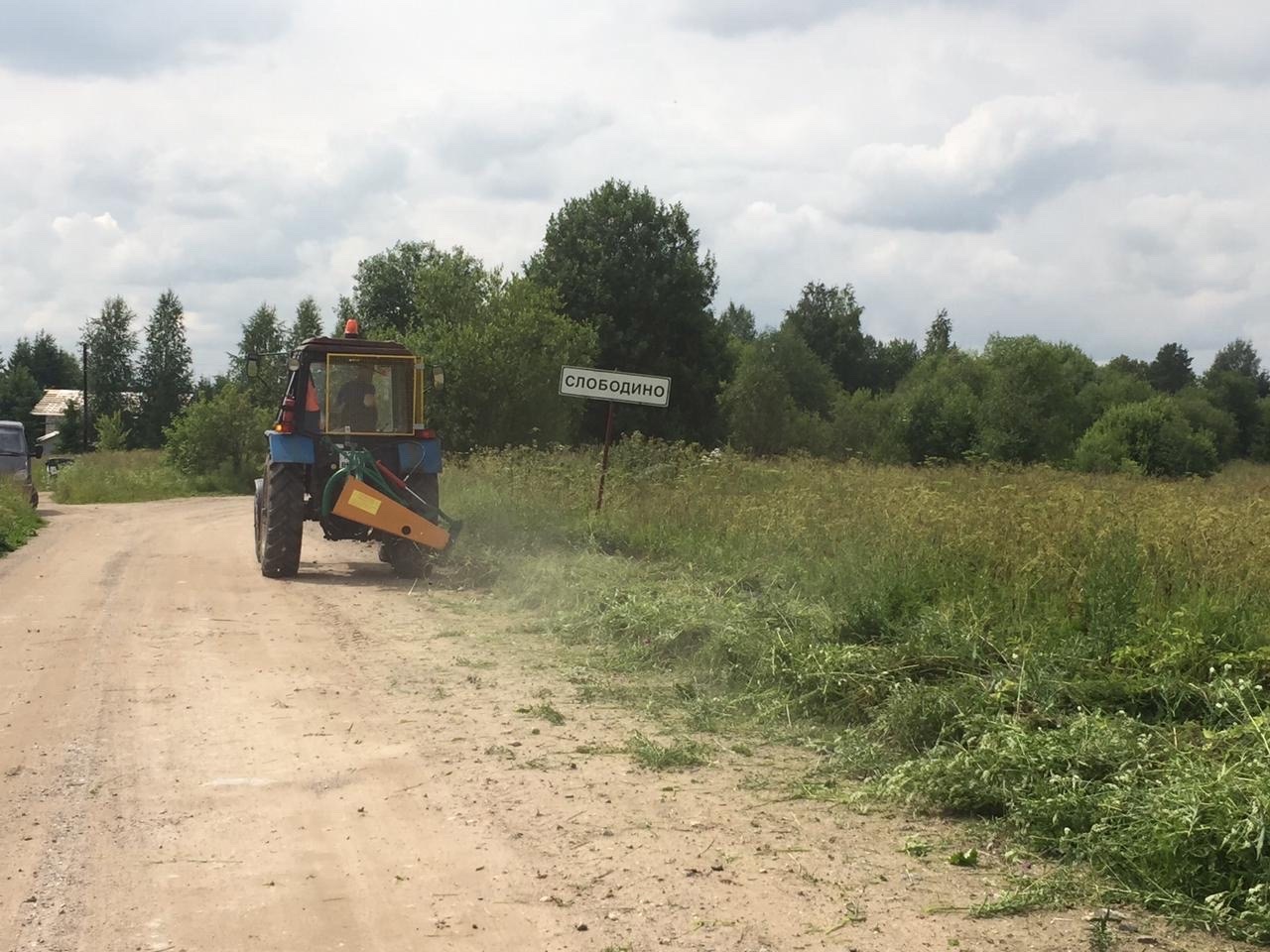 Продолжаются работы по летнему содержанию дорог района.