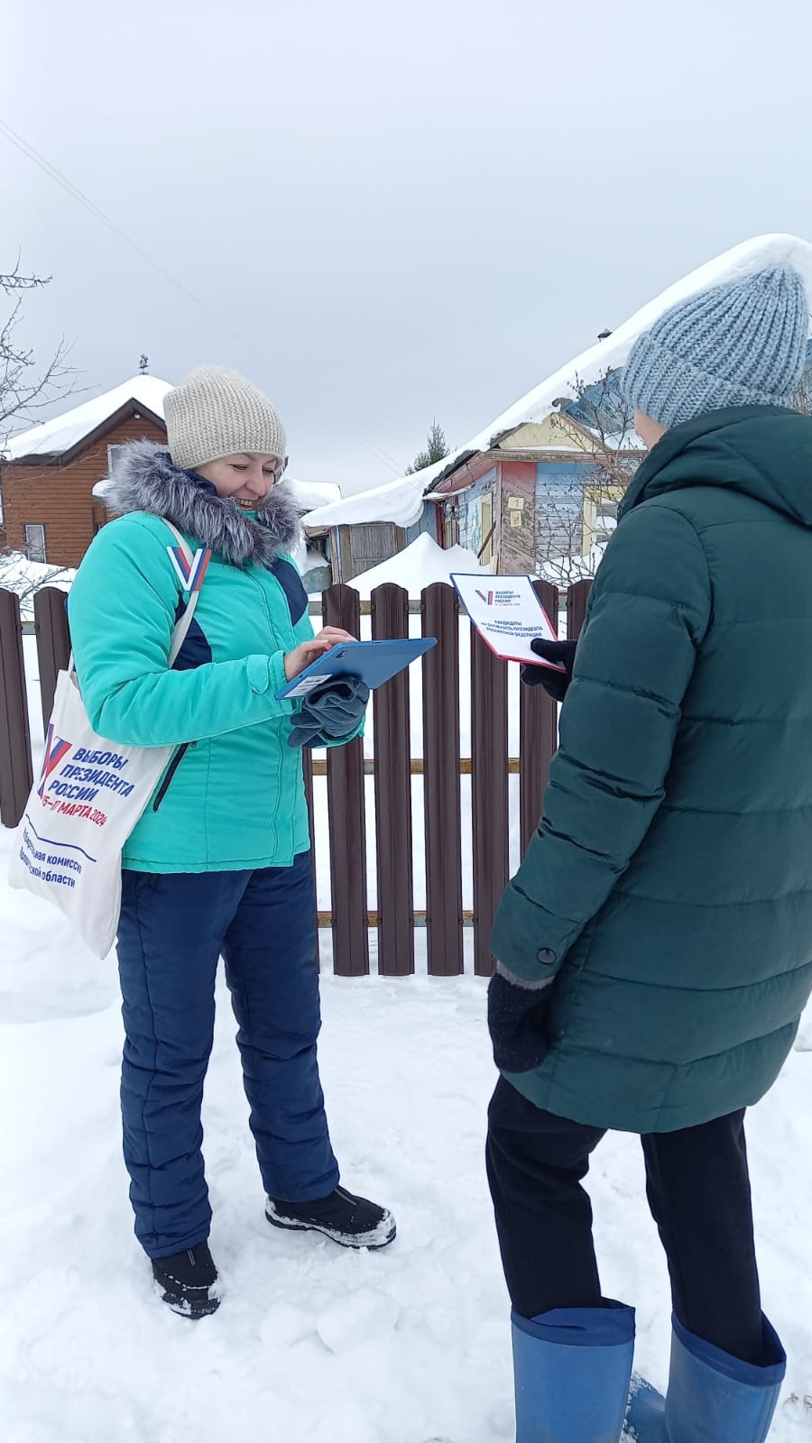 В любую погоду, в дождь и в снег приходят в дома жителей района участники проекта &quot;ИнформУИК&quot;..