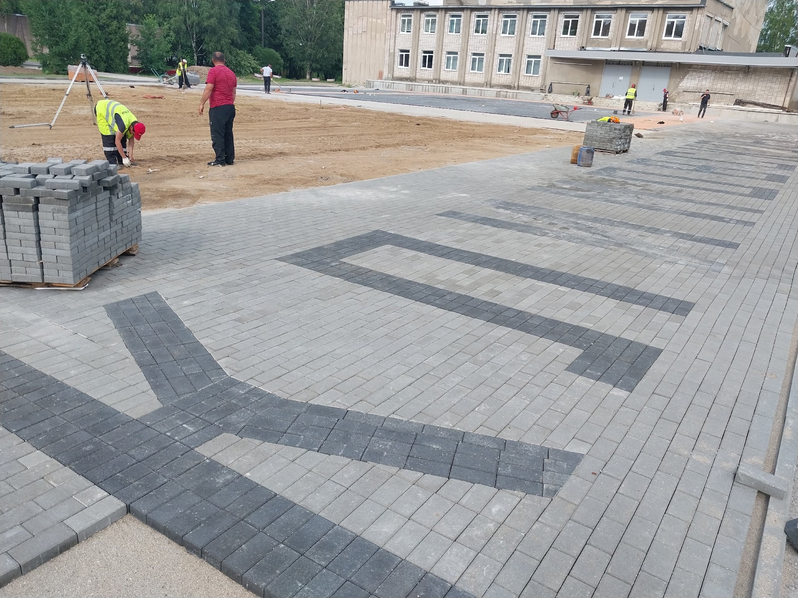 В Климовском выложили название деревни брусчаткой на центральной площади.