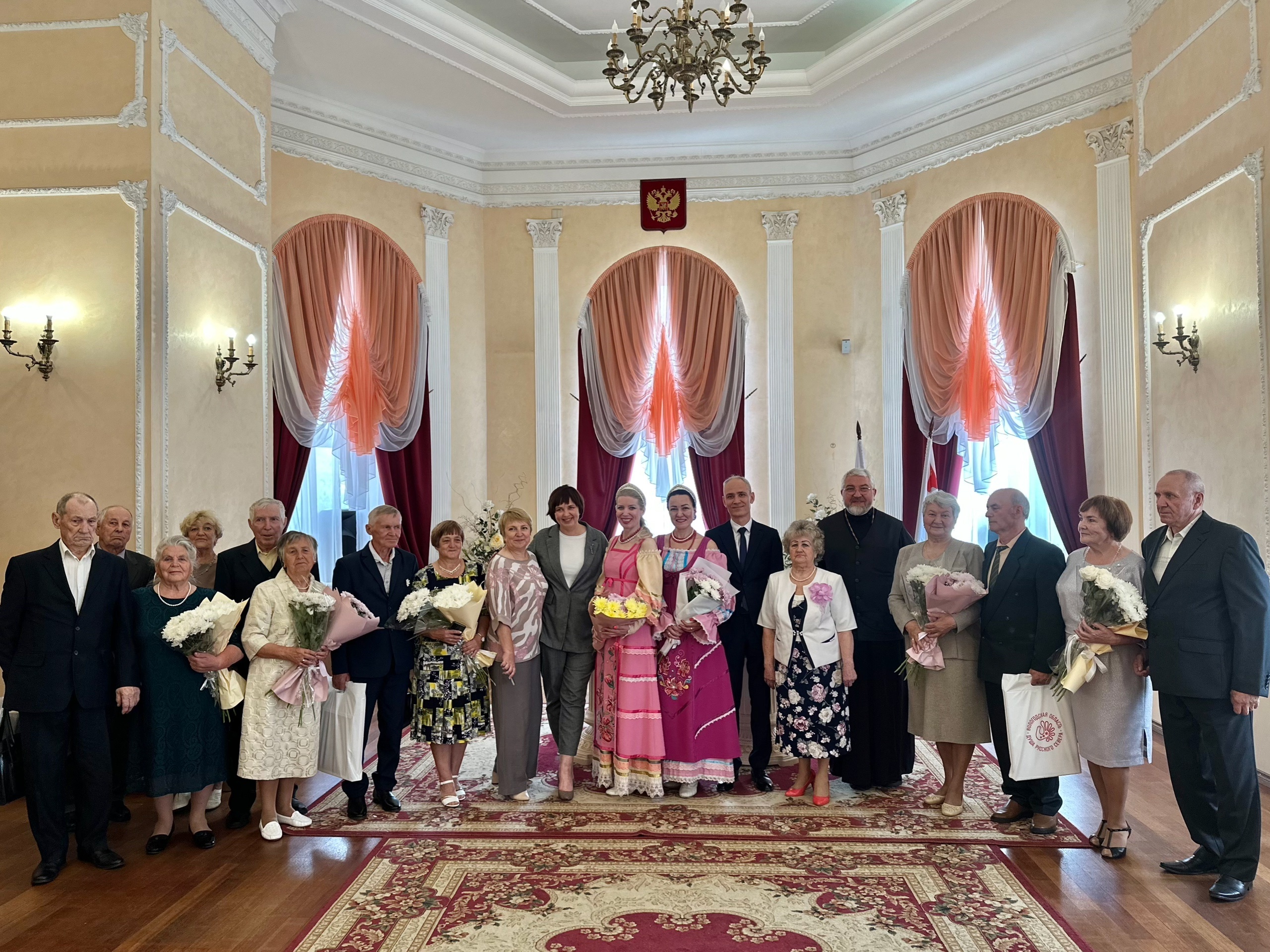 Прошла церемония награждения супружеских пар, проживших более 40 лет в браке.
