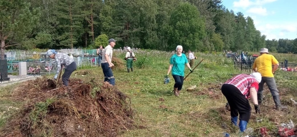 В селе Надпорожье Воскресенского муниципального образования на кладбище прошёл большой субботник.