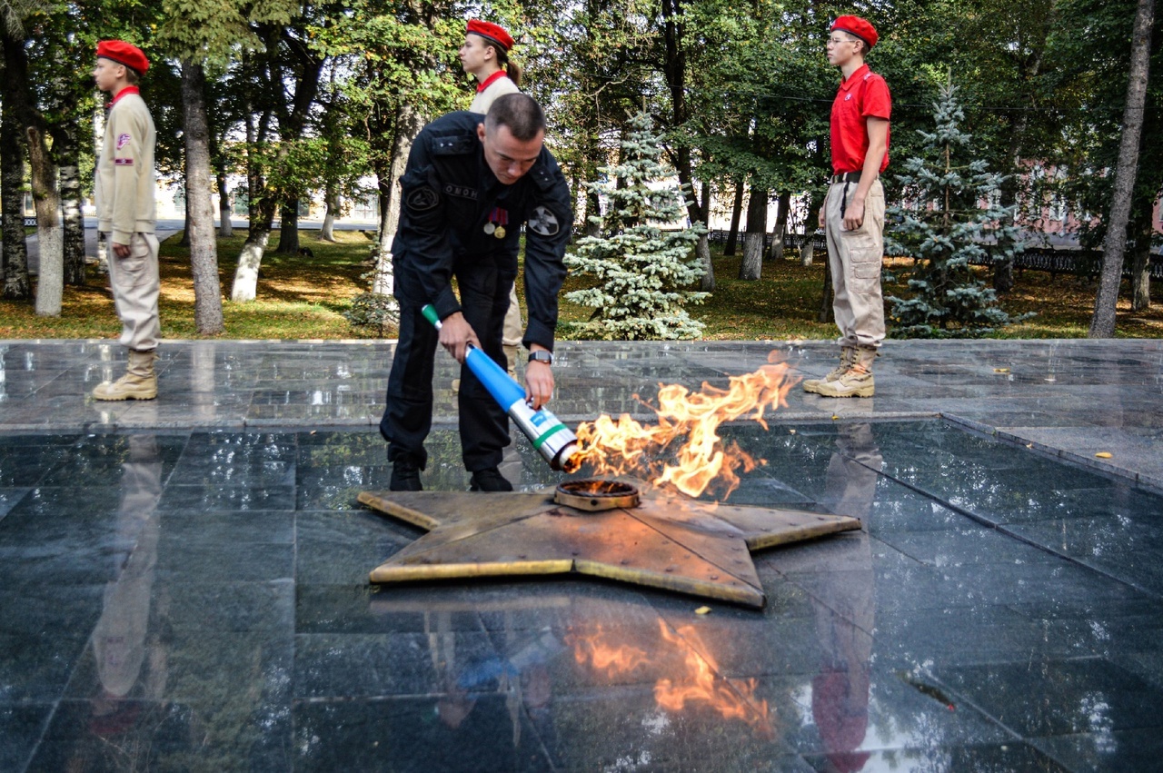 Частицы &quot;Вечного огня Славы&quot; из Вологды в эти минуты везут к открытию мемориала в Климовском..